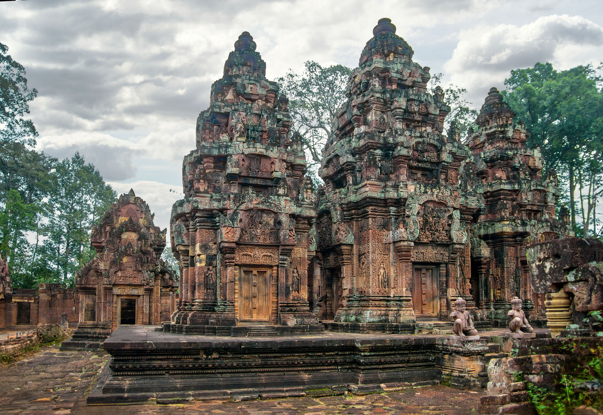 Banteay Srei ist eher eine der kleinen Tempelanlagen Angkors. Sie ist bekannt für die filigranen Steinmetzarbeiten.